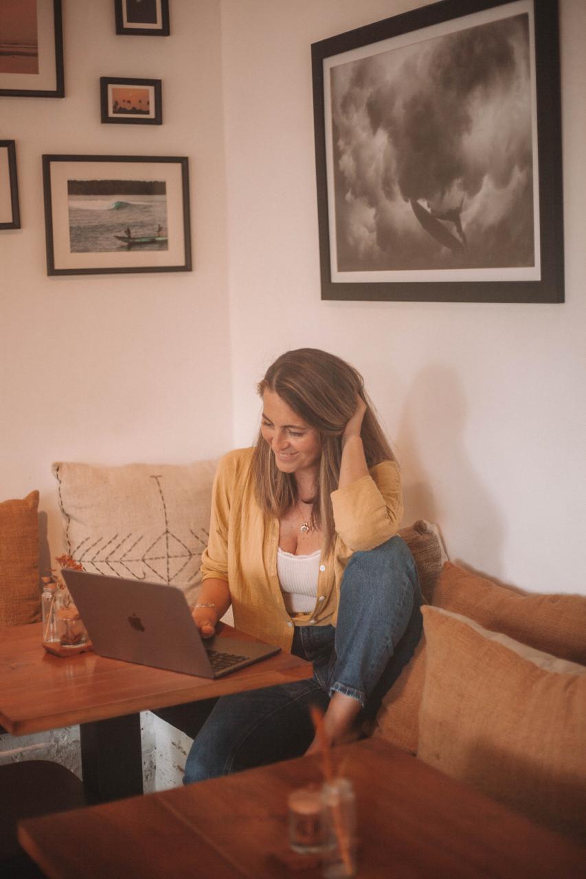 Manuela la laptop, moment relaxat
